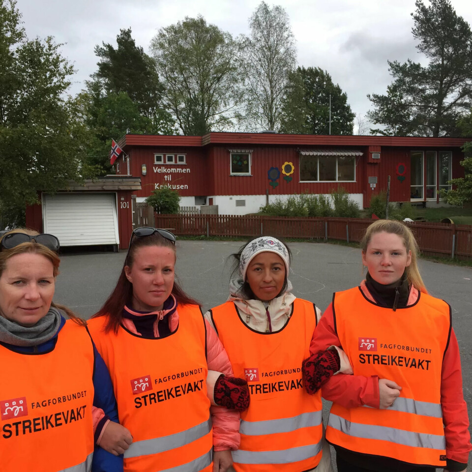 FÅR FORELDRESTØTTE: Heidi Aske, Sandra Natalie Allum, Sandra Santos Vikan og Lottelise Kjær (fra v.) får støtte fra mange foreldre til barn i Krokusen barnehage for kravet sitt om tariffavtale. FÅR FORELDRESTØTTE: Heidi Aske, Sandra Natalie Allum, Sandra Santos Vikan og Lottelise Kjær (fra v.) får støtte fra mange foreldre til barn i Krokusen barnehage for kravet sitt om tariffavtale.