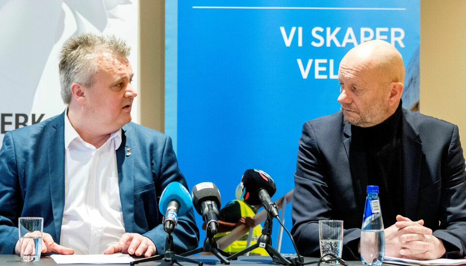 Fellesforbundets leder Jørn Eggum og Stein Lier Hansen i Norsk Industri. Når partene gjenopptar forhandlingene i august, mener regjeringen kravene må kappes betydelig. Fellesforbundets leder Jørn Eggum og Stein Lier Hansen i Norsk Industri. Når partene gjenopptar forhandlingene i august, mener regjeringen kravene må kappes betydelig.