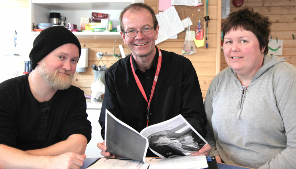 BEROLIGET: Fagforbundets Pensjonsekspert Steinar Fuglevaag (i midten) kunne berolige Kjetil Bakkerud og Kjersti Haget i Ola Narr barnehage om at de ikke må jobbe til de blir utgamle med ny offentlig tjenestepensjon. BEROLIGET: Fagforbundets Pensjonsekspert Steinar Fuglevaag (i midten) kunne berolige Kjetil Bakkerud og Kjersti Haget i Ola Narr barnehage om at de ikke må jobbe til de blir utgamle med ny offentlig tjenestepensjon.