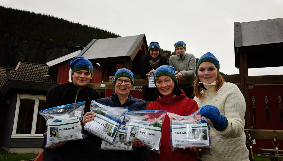 EGET DESIGN: Ansatte i Ekker og Rønningen barnehager i Grong har utviklet design på Gronghuva, pannebånd og votter som et nærværs- og fellesskapsprosjekt. Fra Foran fra v: Tore Hånes, Kjellrun G. Flått, Bergljot Nesser og Marianne Aasvold. Bak fra v: styrer Ingri Gartland og Mona Grongstad. EGET DESIGN: Ansatte i Ekker og Rønningen barnehager i Grong har utviklet design på Gronghuva, pannebånd og votter som et nærværs- og fellesskapsprosjekt. Fra Foran fra v: Tore Hånes, Kjellrun G. Flått, Bergljot Nesser og Marianne Aasvold. Bak fra v: styrer Ingri Gartland og Mona Grongstad.