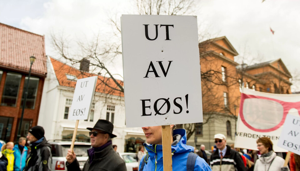 1.mai 2015 i Trondheim. Blant de parolene var nei til EU, Ut av EØS. 1.mai 2015 i Trondheim. Blant de parolene var nei til EU, Ut av EØS.