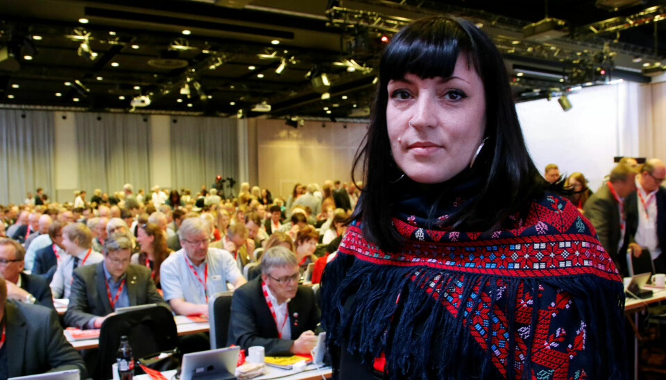 – Jeg støtter helhjertet opp om BDS, sa Fagforbundets Sara Bell i kongressdebatten i dag. Den internasjonale BDS-kampanjen jobber for boikott, at alle trekker investeringer ut av Israel, og at det blir innført internasjonale sanksjoner mot Israel. – Jeg støtter helhjertet opp om BDS, sa Fagforbundets Sara Bell i kongressdebatten i dag. Den internasjonale BDS-kampanjen jobber for boikott, at alle trekker investeringer ut av Israel, og at det blir innført internasjonale sanksjoner mot Israel.
