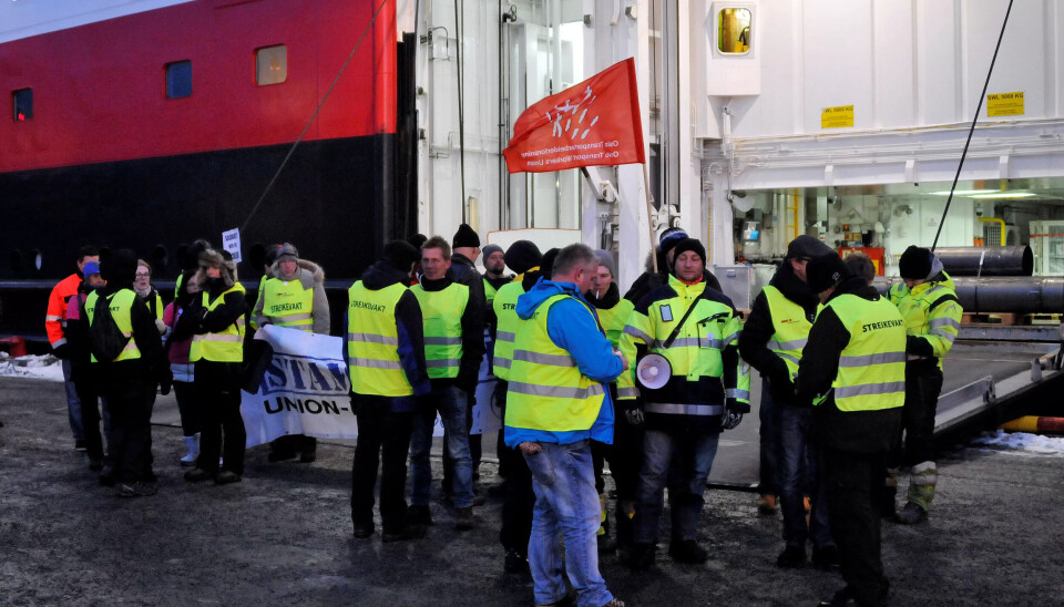 Målet til demonstrantene er å ha minst 20 personer med på hver eneste blokade de to ukene aksjonen varer. Bidlet er fra en blokade i november 2014. Målet til demonstrantene er å ha minst 20 personer med på hver eneste blokade de to ukene aksjonen varer. Bidlet er fra en blokade i november 2014.