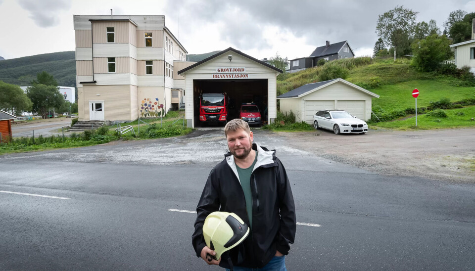 GARASJE: Den enkle garasjen tilfredsstiller ikke et eneste HMS-krav, men nå kommer endelig en ny stasjon i Grovfjord. Verneombud Bjørn-Atle Johnsen er i mål etter sju års arbeid for ny stasjon. GARASJE: Den enkle garasjen tilfredsstiller ikke et eneste HMS-krav, men nå kommer endelig en ny stasjon i Grovfjord. Verneombud Bjørn-Atle Johnsen er i mål etter sju års arbeid for ny stasjon.