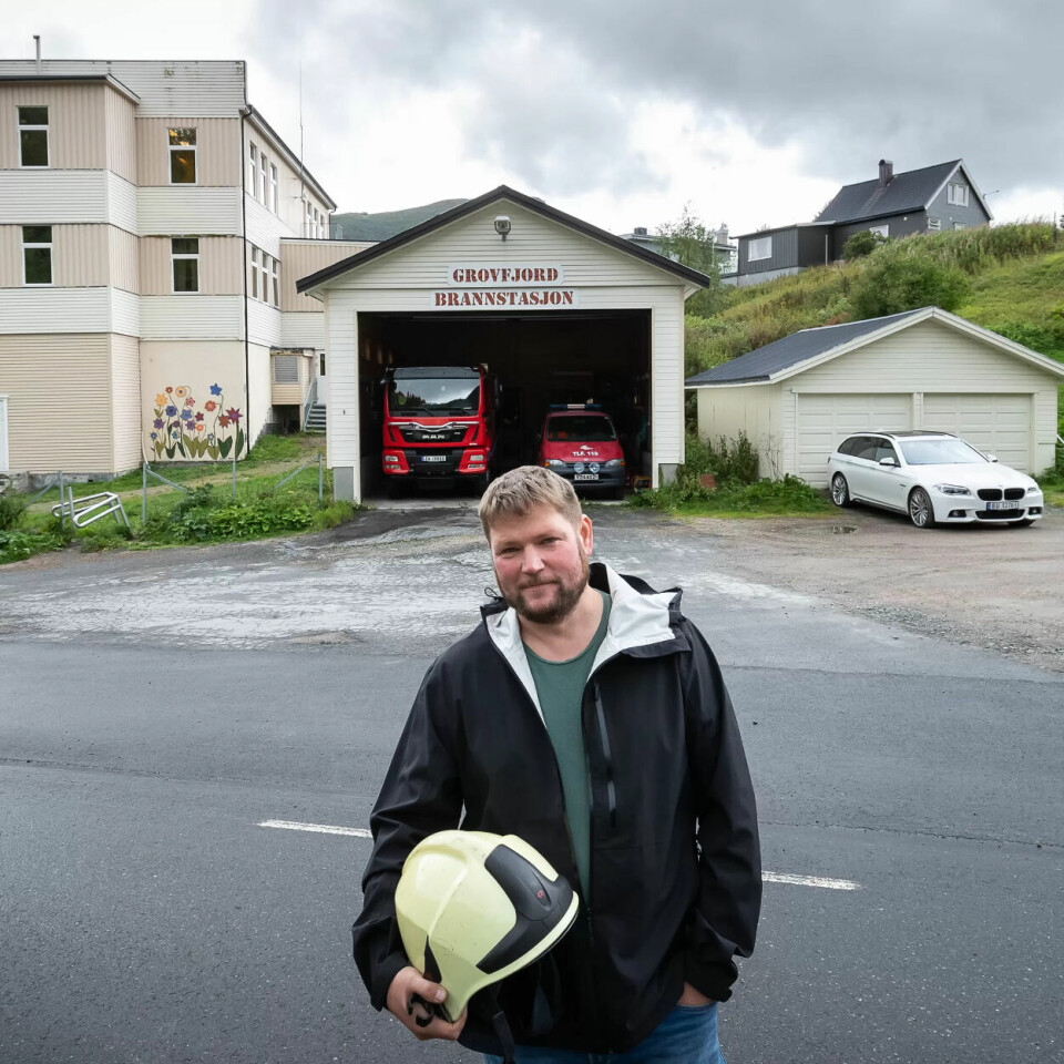 GARASJE: Den enkle garasjen tilfredsstiller ikke et eneste HMS-krav, men nå kommer endelig en ny stasjon i Grovfjord. Verneombud Bjørn-Atle Johnsen er i mål etter sju års arbeid for ny stasjon. GARASJE: Den enkle garasjen tilfredsstiller ikke et eneste HMS-krav, men nå kommer endelig en ny stasjon i Grovfjord. Verneombud Bjørn-Atle Johnsen er i mål etter sju års arbeid for ny stasjon.