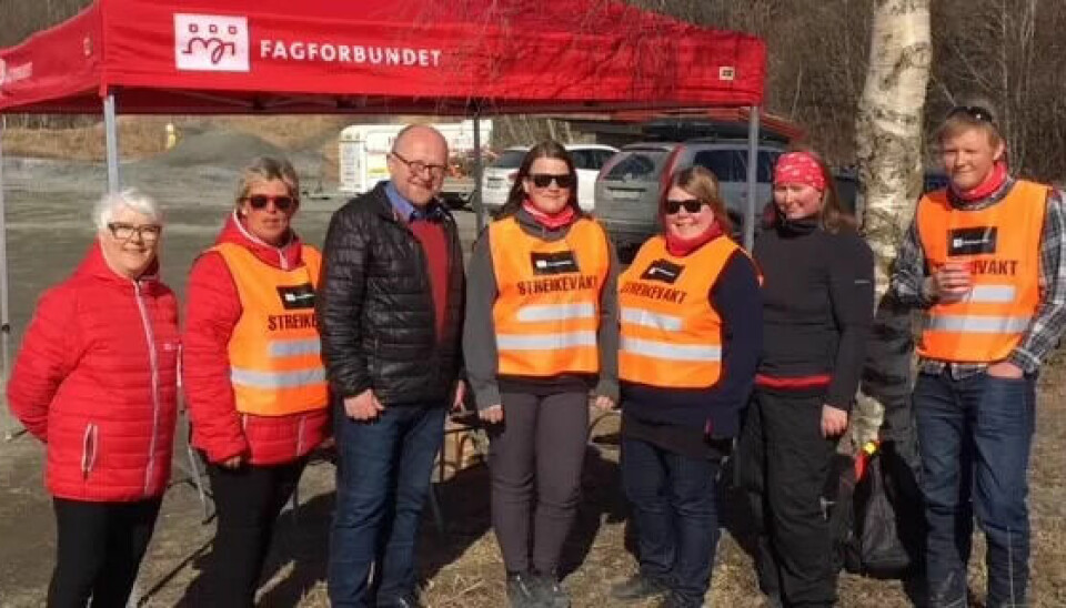 STREIK: Utenfor Elvebakken barnehage streiker fire av de ansatte. F.v. Gunhild Nedgård (lokal fagforening), Hege Grande (seksjonsleder kirke, kultur og oppvekst), Trond Finstad (AU), Ina Elisabeth Johnsen (streikende), Ingrid Haugmark(streikende), Bente Pedersen(streikeleder) og Lars Stian Bartnes (fra lokal fagforening). STREIK: Utenfor Elvebakken barnehage streiker fire av de ansatte. F.v. Gunhild Nedgård (lokal fagforening), Hege Grande (seksjonsleder kirke, kultur og oppvekst), Trond Finstad (AU), Ina Elisabeth Johnsen (streikende), Ingrid Haugmark(streikende), Bente Pedersen(streikeleder) og Lars Stian Bartnes (fra lokal fagforening).