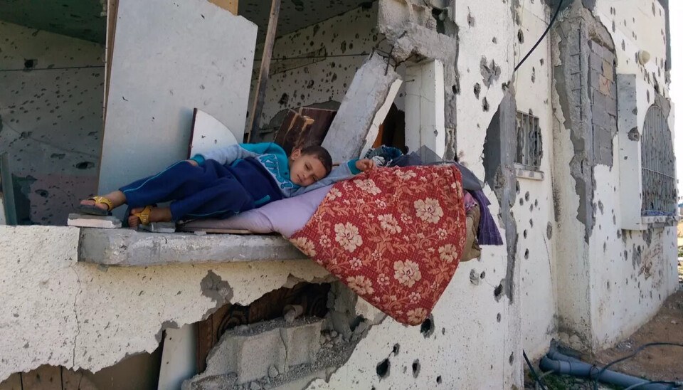 SLITER: Mohammad Faraj prøver å slappe av under en hetebølge i Gaza - han og familien strever for å få endene til å møtes under blokkaden - nesten 80 prosent av innbyggerne mottar en form for sosialstønad. SLITER: Mohammad Faraj prøver å slappe av under en hetebølge i Gaza - han og familien strever for å få endene til å møtes under blokkaden - nesten 80 prosent av innbyggerne mottar en form for sosialstønad.