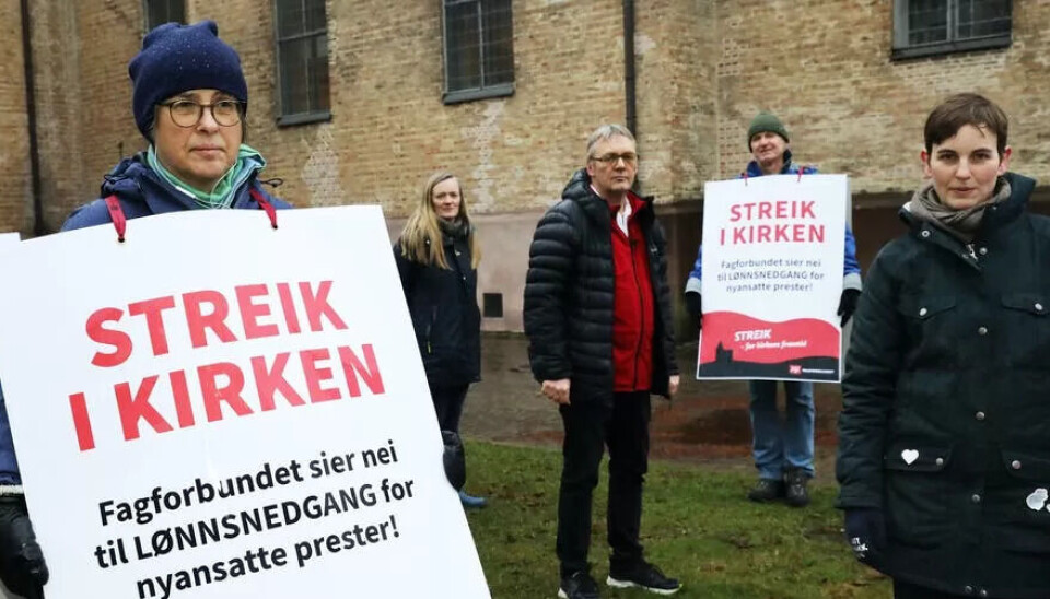 – Det er ikke sånn at vi som jobber som prester i dag vil ha mer lønn, vi vil bare at de som kommer etter oss ikke skal ha mindre enn det vi har i dag, sier Heinke Foertsch (foran med plakat.) – Det er ikke sånn at vi som jobber som prester i dag vil ha mer lønn, vi vil bare at de som kommer etter oss ikke skal ha mindre enn det vi har i dag, sier Heinke Foertsch (foran med plakat.)
