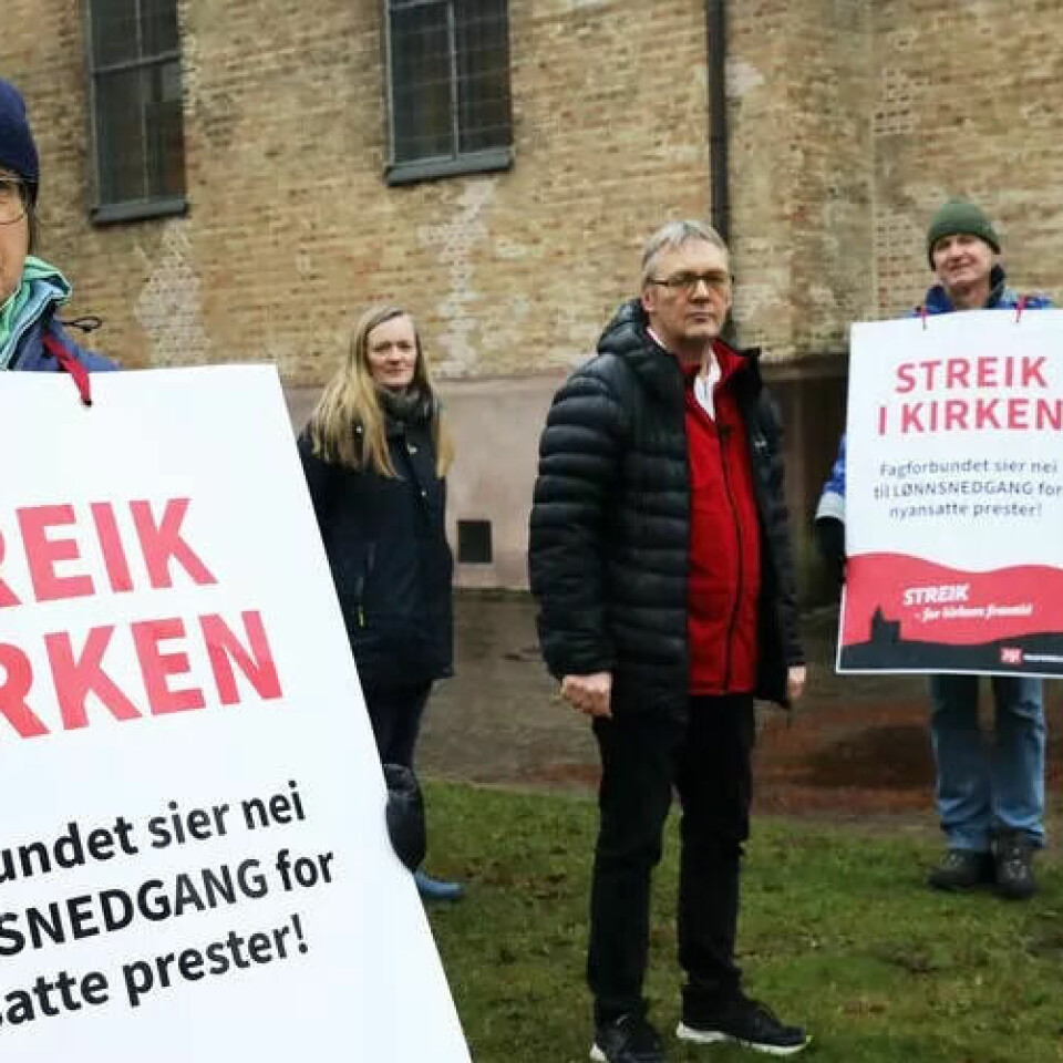 – Det er ikke sånn at vi som jobber som prester i dag vil ha mer lønn, vi vil bare at de som kommer etter oss ikke skal ha mindre enn det vi har i dag, sier Heinke Foertsch (foran med plakat.) – Det er ikke sånn at vi som jobber som prester i dag vil ha mer lønn, vi vil bare at de som kommer etter oss ikke skal ha mindre enn det vi har i dag, sier Heinke Foertsch (foran med plakat.)