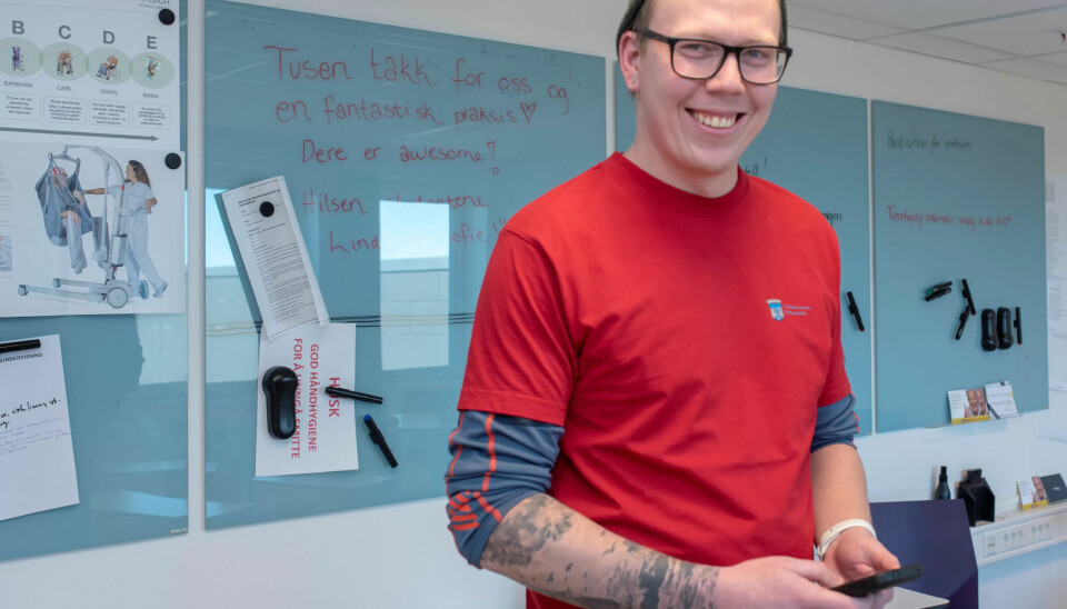 MINDRE STRESS: – Nå begynner vi dagene uten hjertebank, sier Arve Nubdal. I stedet for felles rapport har hjemmetjenesten nå innført stille rapport der den enkelte leser seg opp og vi sparer tid og kommer oss raskere ut til brukerne. MINDRE STRESS: – Nå begynner vi dagene uten hjertebank, sier Arve Nubdal. I stedet for felles rapport har hjemmetjenesten nå innført stille rapport der den enkelte leser seg opp og vi sparer tid og kommer oss raskere ut til brukerne.