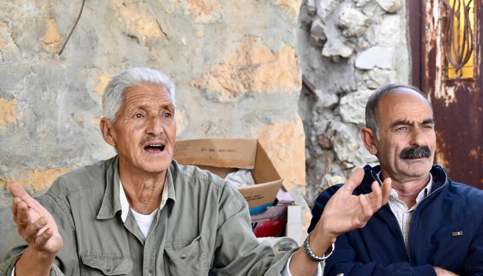 Vinbonden Abo Bishara (t.v.) nektes av israelerne å bygge på sitt vel 20 kvadratmeters store hus, som har stått sia ottomanerne styrte Palestina. Hver uke tar droner bilder av gården hans, for å passe på at forbudet blir overholdt. TIl høyre er ordfører Abo Ibrahim. Vinbonden Abo Bishara (t.v.) nektes av israelerne å bygge på sitt vel 20 kvadratmeters store hus, som har stått sia ottomanerne styrte Palestina. Hver uke tar droner bilder av gården hans, for å passe på at forbudet blir overholdt. TIl høyre er ordfører Abo Ibrahim.
