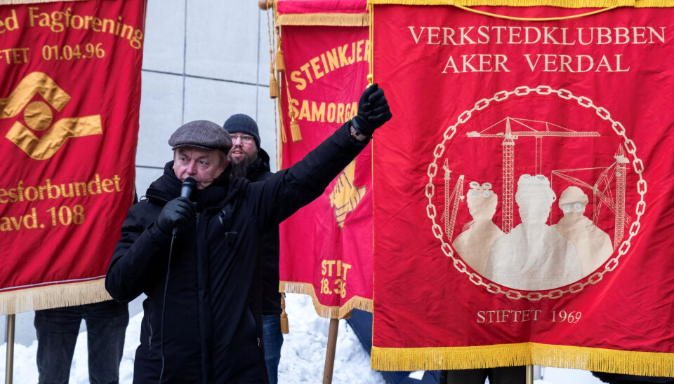 «IKKE KØDD MED SYKELØNNA MI»: Ropte lederen av LO i Trondheim og omegn, Svein Åge Samuelsen, sammen med rundt hundre fremmøtte fagforeningsfolk. «IKKE KØDD MED SYKELØNNA MI»: Ropte lederen av LO i Trondheim og omegn, Svein Åge Samuelsen, sammen med rundt hundre fremmøtte fagforeningsfolk.
