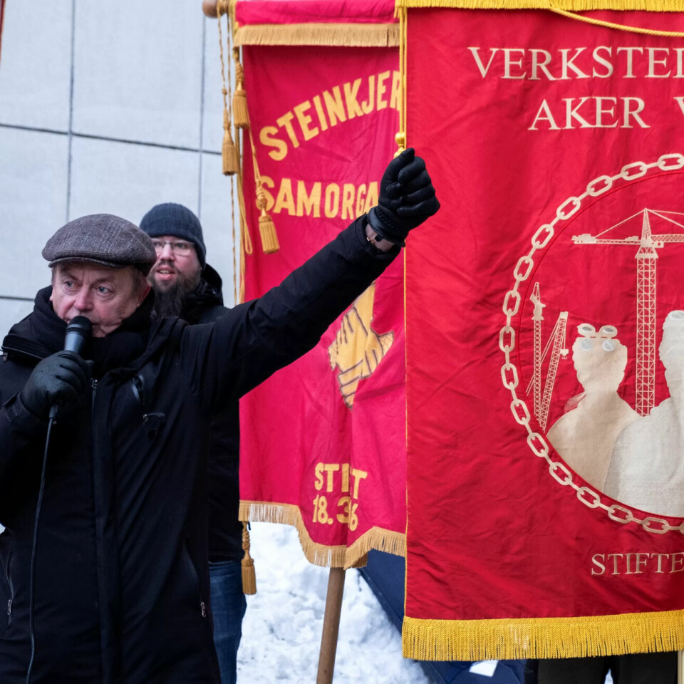 «IKKE KØDD MED SYKELØNNA MI»: Ropte lederen av LO i Trondheim og omegn, Svein Åge Samuelsen, sammen med rundt hundre fremmøtte fagforeningsfolk. «IKKE KØDD MED SYKELØNNA MI»: Ropte lederen av LO i Trondheim og omegn, Svein Åge Samuelsen, sammen med rundt hundre fremmøtte fagforeningsfolk.