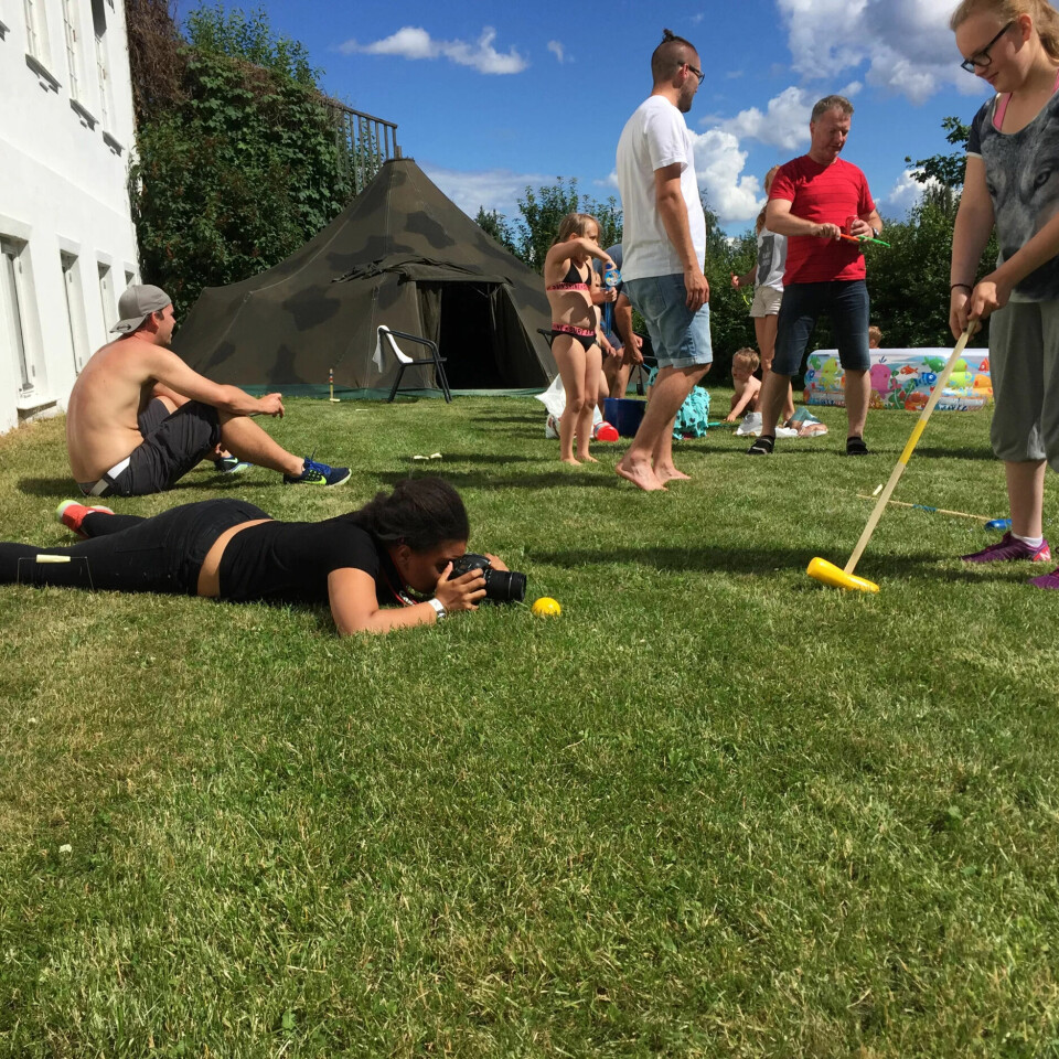 FERSKE JOURNALISTER: Nora på 11 år (liggende på gresset) og Kaja på 15 år tester ut ulike måter å fotografere krokett på. FERSKE JOURNALISTER: Nora på 11 år (liggende på gresset) og Kaja på 15 år tester ut ulike måter å fotografere krokett på.