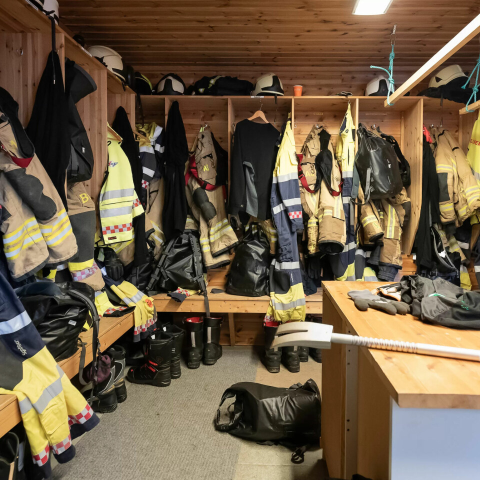 TRANGT: Det er trangt med 16 sett med utrykningsbekledning i et kombinert lager for utstyr og garderobe. TRANGT: Det er trangt med 16 sett med utrykningsbekledning i et kombinert lager for utstyr og garderobe.