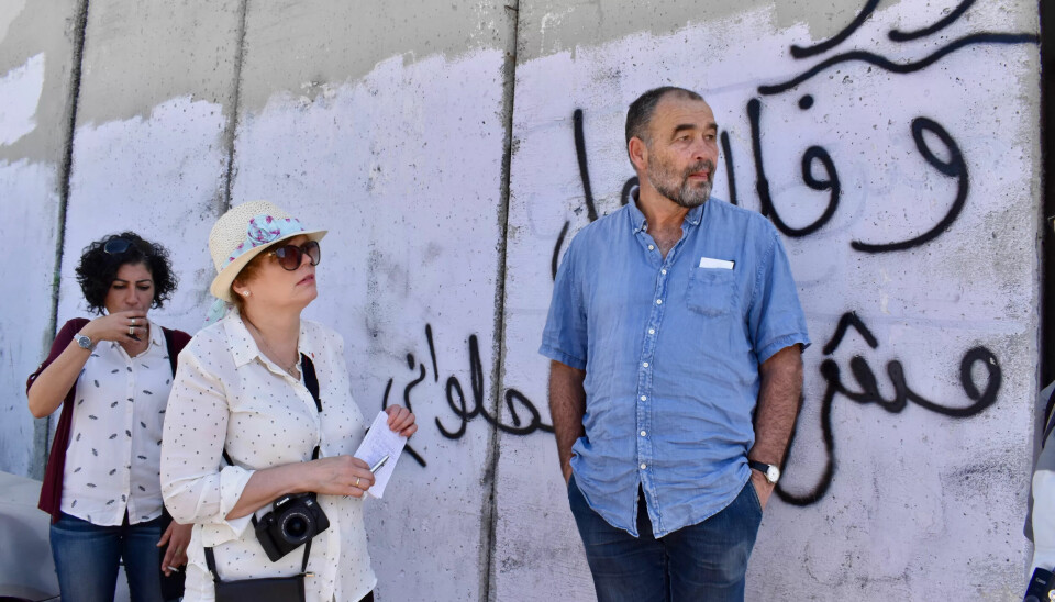 Artikkelforfatter Stein Guldbrandsen ved muren i Øst-Jerusalem, her sammen med Fayrouz Sharqawi fra organisasjonen Grassroots og Palestina-ambassadør Jorunn Mikkelsen. Artikkelforfatter Stein Guldbrandsen ved muren i Øst-Jerusalem, her sammen med Fayrouz Sharqawi fra organisasjonen Grassroots og Palestina-ambassadør Jorunn Mikkelsen.
