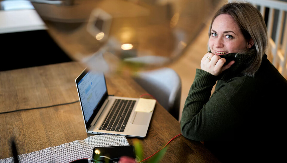 – Det var utfordrende. Ikke minst slet ungene mine med å forstå at når jeg satt med «headset» på hodet, betød det at jeg var opptatt i møter, sier Marie Nesset, som har jobbet hjemme siden nedtsengningen. – Det var utfordrende. Ikke minst slet ungene mine med å forstå at når jeg satt med «headset» på hodet, betød det at jeg var opptatt i møter, sier Marie Nesset, som har jobbet hjemme siden nedtsengningen.