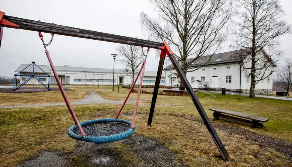 Asylmottak opprettes og legges ned i takt med antall søkere. Familier som bor på asylmottak flytter ofte, og barna sliter med stadig å ble revet bort fra venner og kjente omgivelser, mener Fafo-forsker Nerina Weiss. Illustrasjonsfoto fra nedlagte Eidsvoll mottak. Asylmottak opprettes og legges ned i takt med antall søkere. Familier som bor på asylmottak flytter ofte, og barna sliter med stadig å ble revet bort fra venner og kjente omgivelser, mener Fafo-forsker Nerina Weiss. Illustrasjonsfoto fra nedlagte Eidsvoll mottak.