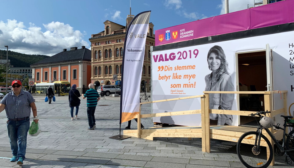 Valget nærmer seg: Utafor Drammen stasjon kan du gå inn i denne brakka og stemme. Valget nærmer seg: Utafor Drammen stasjon kan du gå inn i denne brakka og stemme.
