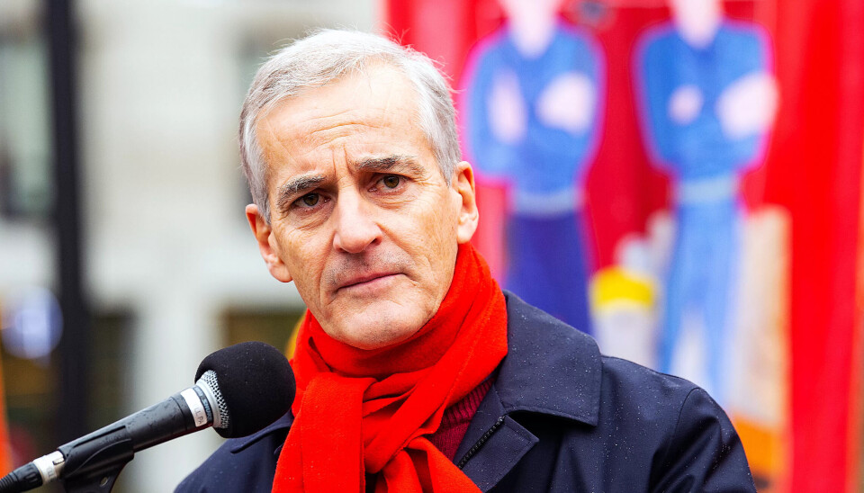 Jonas Gahr Støre mener regjeringen nå svikter titusener av permitterte. Jonas Gahr Støre mener regjeringen nå svikter titusener av permitterte.