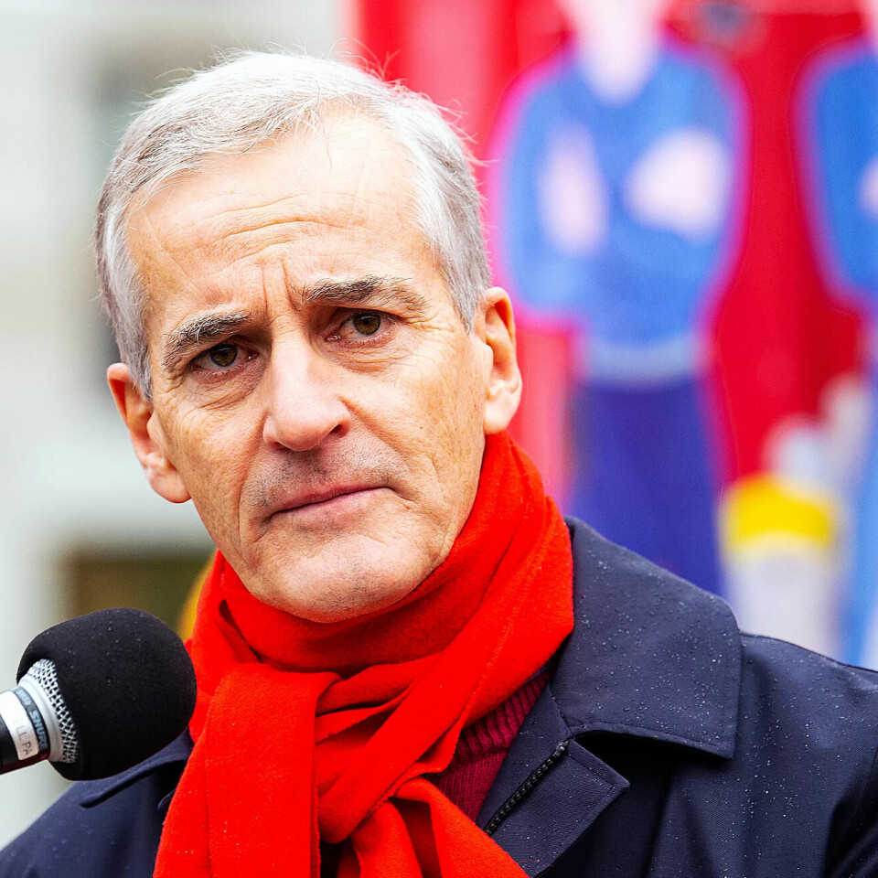 Jonas Gahr Støre mener regjeringen nå svikter titusener av permitterte. Jonas Gahr Støre mener regjeringen nå svikter titusener av permitterte.