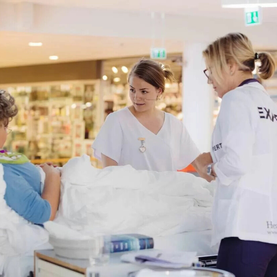TOK GULL: Jenny Fossan før hun reiste til Brasil og tok gull i 2015. Her sammen med veileder og dommer Yvonne Soggemoen og en statist. TOK GULL: Jenny Fossan før hun reiste til Brasil og tok gull i 2015. Her sammen med veileder og dommer Yvonne Soggemoen og en statist.