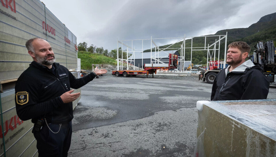 LANG VEI: Reisverket til ny stasjon er på plass sju år etter tilsyn. Brannmester Trond Griff Pettersen og verneombud Bjørn-Atle Johnsen, ser fram til skikkelige forhold. LANG VEI: Reisverket til ny stasjon er på plass sju år etter tilsyn. Brannmester Trond Griff Pettersen og verneombud Bjørn-Atle Johnsen, ser fram til skikkelige forhold.