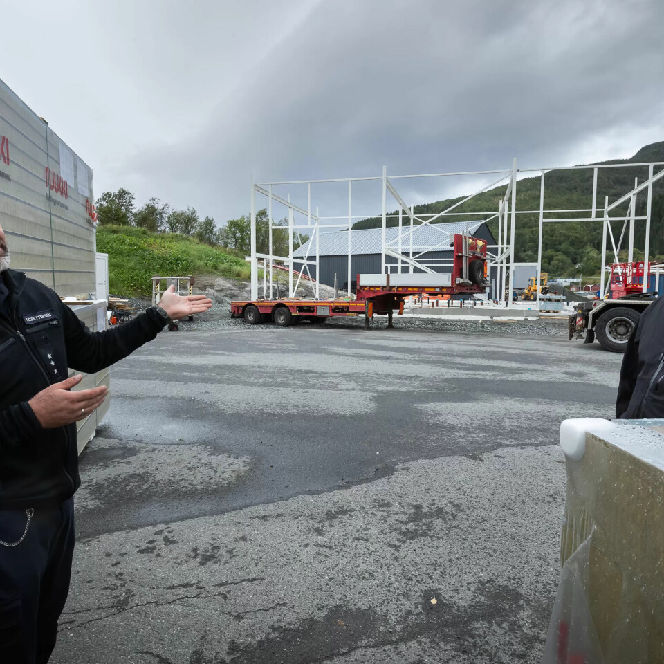 LANG VEI: Reisverket til ny stasjon er på plass sju år etter tilsyn. Brannmester Trond Griff Pettersen og verneombud Bjørn-Atle Johnsen, ser fram til skikkelige forhold. LANG VEI: Reisverket til ny stasjon er på plass sju år etter tilsyn. Brannmester Trond Griff Pettersen og verneombud Bjørn-Atle Johnsen, ser fram til skikkelige forhold.