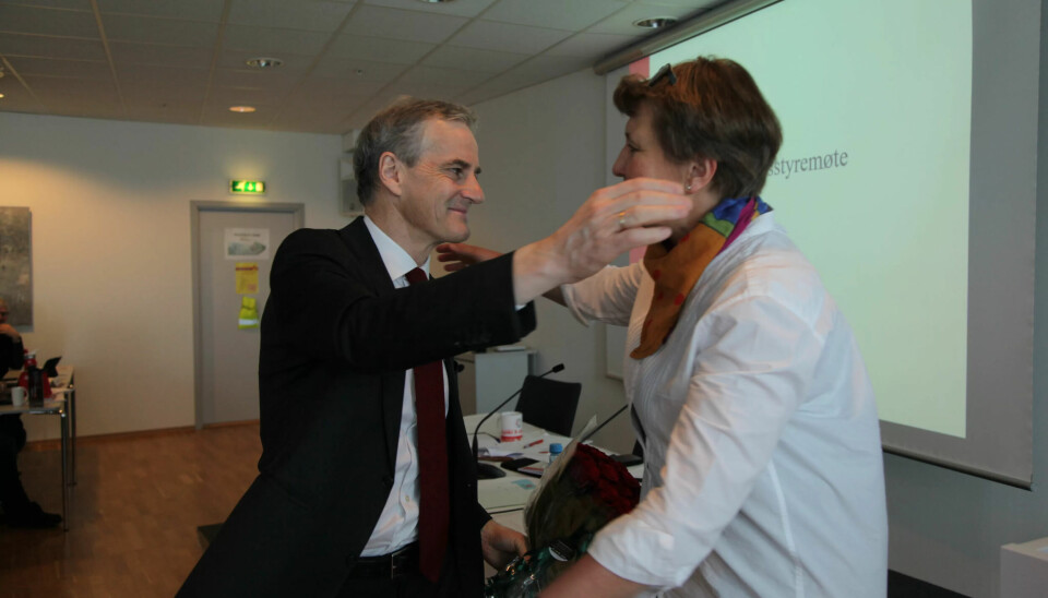 GODE VENNER: Jonas Gahr Støre gir Mette Nord en klem. GODE VENNER: Jonas Gahr Støre gir Mette Nord en klem.