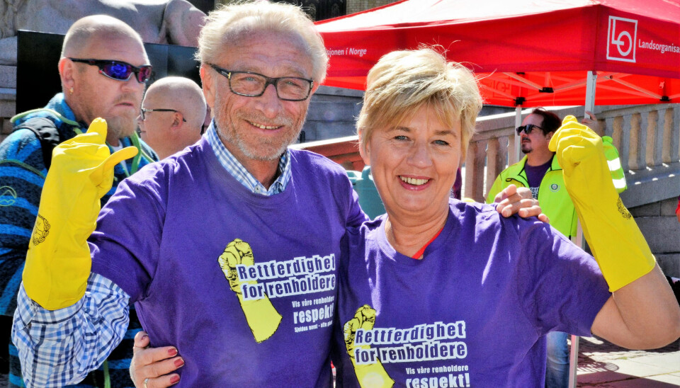 Terje Olsson og Erna Hagensen viser solidaritet med renholderne ved åta på seg den gule hansken og stille opp utenfor Stortinget. Terje Olsson og Erna Hagensen viser solidaritet med renholderne ved åta på seg den gule hansken og stille opp utenfor Stortinget.