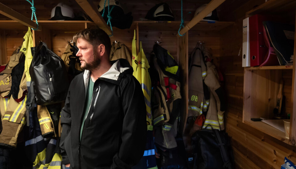 TRANGT: Det er trangt med 16 sett med utrykningsbekledning i et kombinert lager for utstyr og garderobe. TRANGT: Det er trangt med 16 sett med utrykningsbekledning i et kombinert lager for utstyr og garderobe.