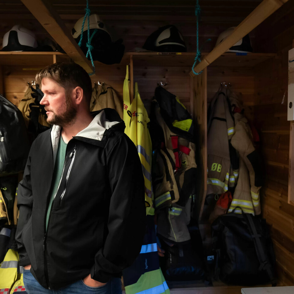 TRANGT: Det er trangt med 16 sett med utrykningsbekledning i et kombinert lager for utstyr og garderobe. TRANGT: Det er trangt med 16 sett med utrykningsbekledning i et kombinert lager for utstyr og garderobe.