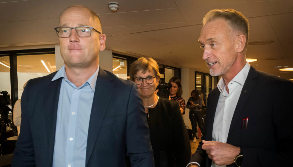 Forhandlingsleder i Unio, Steffen Handal (foran) var ikke fornøyd med resultatet, men måtte innse at det ikke var mer penger å forhandle om. Unio godtok dermed tilbudet fra KS og forhandlingsleder Tor Arne Gangsø (til høyre). Forhandlingsleder i Unio, Steffen Handal (foran) var ikke fornøyd med resultatet, men måtte innse at det ikke var mer penger å forhandle om. Unio godtok dermed tilbudet fra KS og forhandlingsleder Tor Arne Gangsø (til høyre).