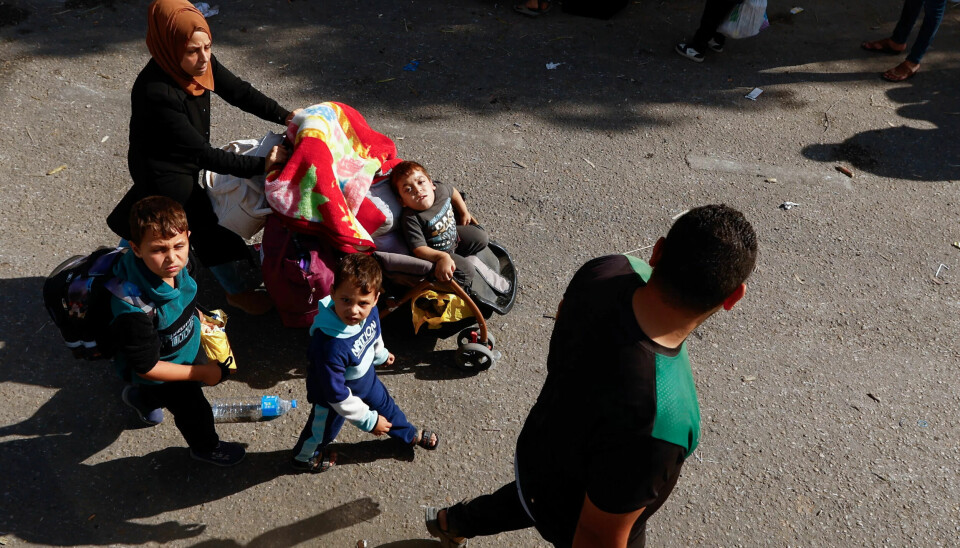 En familie på flukt til Sør-Gaza dit Israels militære har beordret dem å flykte. Også her bomber det israelske flyvåpenet. En familie på flukt til Sør-Gaza dit Israels militære har beordret dem å flykte. Også her bomber det israelske flyvåpenet.