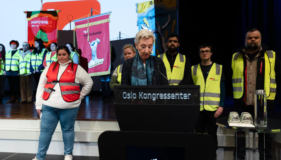 LO-STØTTE: De streikende i barnehager, restaurant og lager fikk støtte fra LO og LO-leder Peggy Hessen Følsvik på deres møte tirsdag. LO-STØTTE: De streikende i barnehager, restaurant og lager fikk støtte fra LO og LO-leder Peggy Hessen Følsvik på deres møte tirsdag.