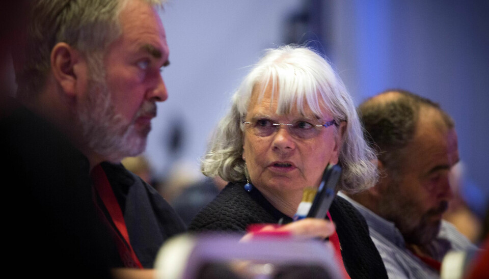 LØSE DET UMULIGE: Mette Henriksen fra Fagforbundets politiske ledelse er med i redaksjonskomiteen som skal komme fram til et kompromiss mellom de steile frontene i oljedebatten. LØSE DET UMULIGE: Mette Henriksen fra Fagforbundets politiske ledelse er med i redaksjonskomiteen som skal komme fram til et kompromiss mellom de steile frontene i oljedebatten.