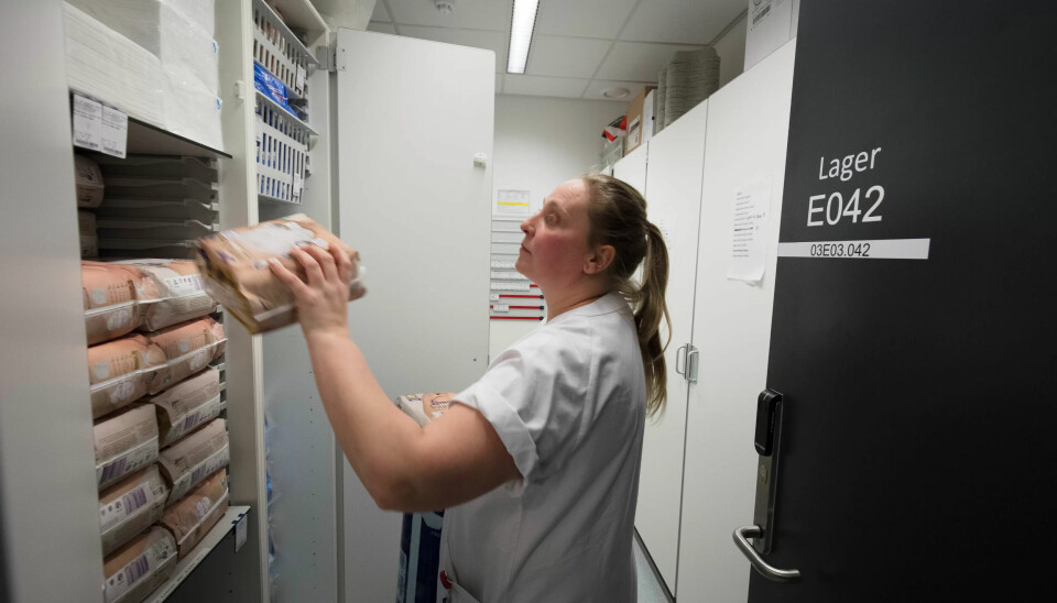 LOGISTIKK: Iris Lofthus og de andre servicemedarbeiderne fyller på nærlagrene på hver avdeling i løpet av dagen. LOGISTIKK: Iris Lofthus og de andre servicemedarbeiderne fyller på nærlagrene på hver avdeling i løpet av dagen.