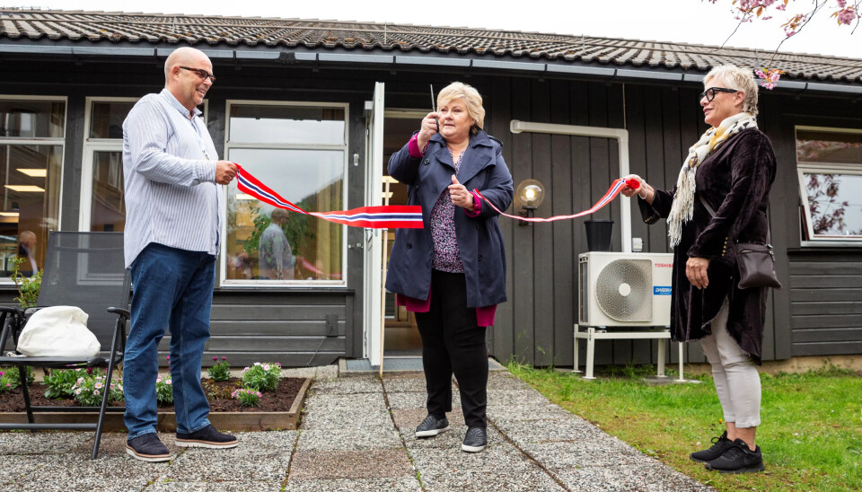 STORFINT BESØK: Statsminister Erna Solberg var snorklipper da Olaf og Margit Olsvik åpnet Mestringshusenes avdeling på Tysnes i 2021. STORFINT BESØK: Statsminister Erna Solberg var snorklipper da Olaf og Margit Olsvik åpnet Mestringshusenes avdeling på Tysnes i 2021.