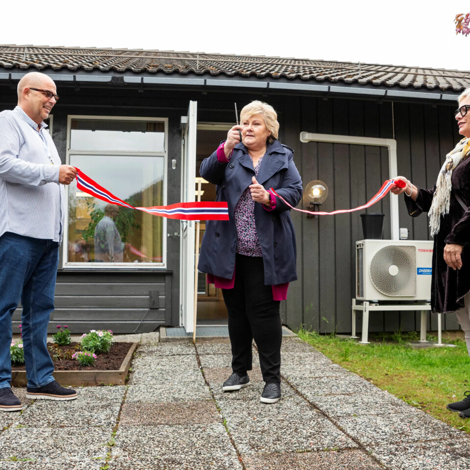 STORFINT BESØK: Statsminister Erna Solberg var snorklipper da Olaf og Margit Olsvik åpnet Mestringshusenes avdeling på Tysnes i 2021. STORFINT BESØK: Statsminister Erna Solberg var snorklipper da Olaf og Margit Olsvik åpnet Mestringshusenes avdeling på Tysnes i 2021.