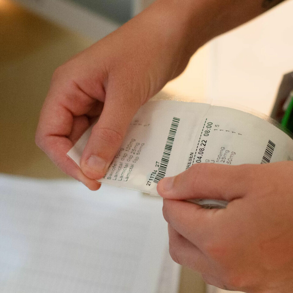 MEDISINER: Som helsefagarbeider kan Therese Madelen Nord-Kongskog dele ut medisiner som er pakket og gjort klare i doser. Hadde hun hatt sykepleier- eller vernepleierutdanning, kunne hun også stått for doseringen. MEDISINER: Som helsefagarbeider kan Therese Madelen Nord-Kongskog dele ut medisiner som er pakket og gjort klare i doser. Hadde hun hatt sykepleier- eller vernepleierutdanning, kunne hun også stått for doseringen.