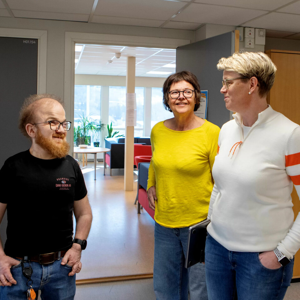 TRIVES: To av Odins lærere fra egen skoletid, Gunvor Husøy (t.v) og Cecilie Omholt Staveli, skryter av positiviteten og innsatsen: – Mange har mye å lære av Odin, mener de. TRIVES: To av Odins lærere fra egen skoletid, Gunvor Husøy (t.v) og Cecilie Omholt Staveli, skryter av positiviteten og innsatsen: – Mange har mye å lære av Odin, mener de.