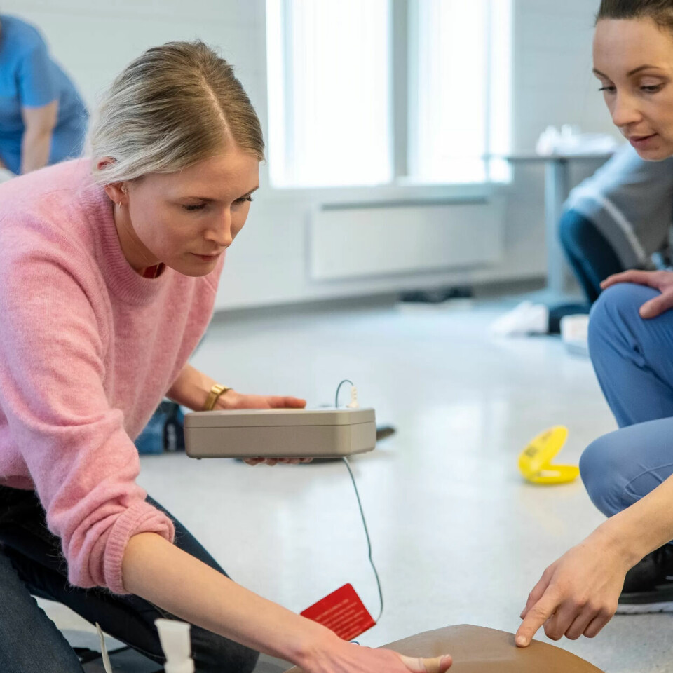 HJARTESTARTAR: – Den einaste feilen du kan gjere med ein hjartestartar, er å ikkje bruke han, meiner instruktøren. Nina Mana forsikrar studentane om at instruksjonen som følgjer med, er superlett å følgje. HJARTESTARTAR: – Den einaste feilen du kan gjere med ein hjartestartar, er å ikkje bruke han, meiner instruktøren. Nina Mana forsikrar studentane om at instruksjonen som følgjer med, er superlett å følgje.
