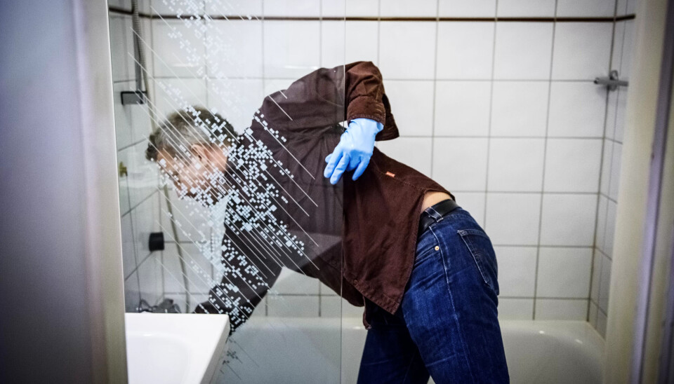 RENHOLD: Også renholdere er i kontakt med mange kjemiske stoffer i arbeidet sitt. Her tester journalist Harald Henmo ut jobben som stuepike i Trondheim. RENHOLD: Også renholdere er i kontakt med mange kjemiske stoffer i arbeidet sitt. Her tester journalist Harald Henmo ut jobben som stuepike i Trondheim.