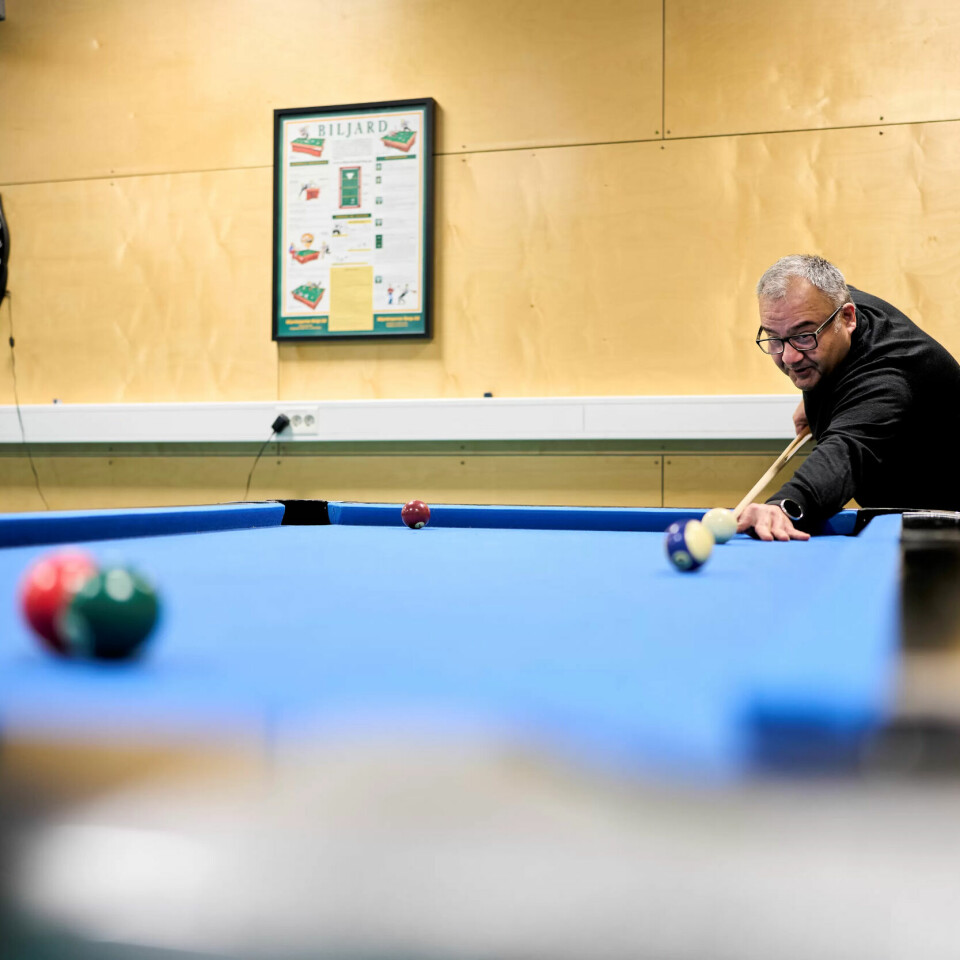BILJARD OG BETROELSER: Å drive med en aktivitet, for eksempel biljard, kan gjøre det lettere å sette i gang samtaler om vanskelige ting, mener Mehrzad Rad. På skolens miljøbase har de også fotballspill, bordtennisbord, brettspill og et treningsrom. BILJARD OG BETROELSER: Å drive med en aktivitet, for eksempel biljard, kan gjøre det lettere å sette i gang samtaler om vanskelige ting, mener Mehrzad Rad. På skolens miljøbase har de også fotballspill, bordtennisbord, brettspill og et treningsrom.