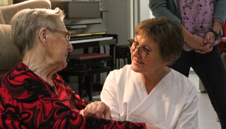 Her møtes to hjelpepleiere. – Det er viktig med en stabil og god inntekt, sa Frøydis Pedersen (88) til Mette Nord da hun besøkte henne på omsorgssenteret i Malvik kommune. Her møtes to hjelpepleiere. – Det er viktig med en stabil og god inntekt, sa Frøydis Pedersen (88) til Mette Nord da hun besøkte henne på omsorgssenteret i Malvik kommune.