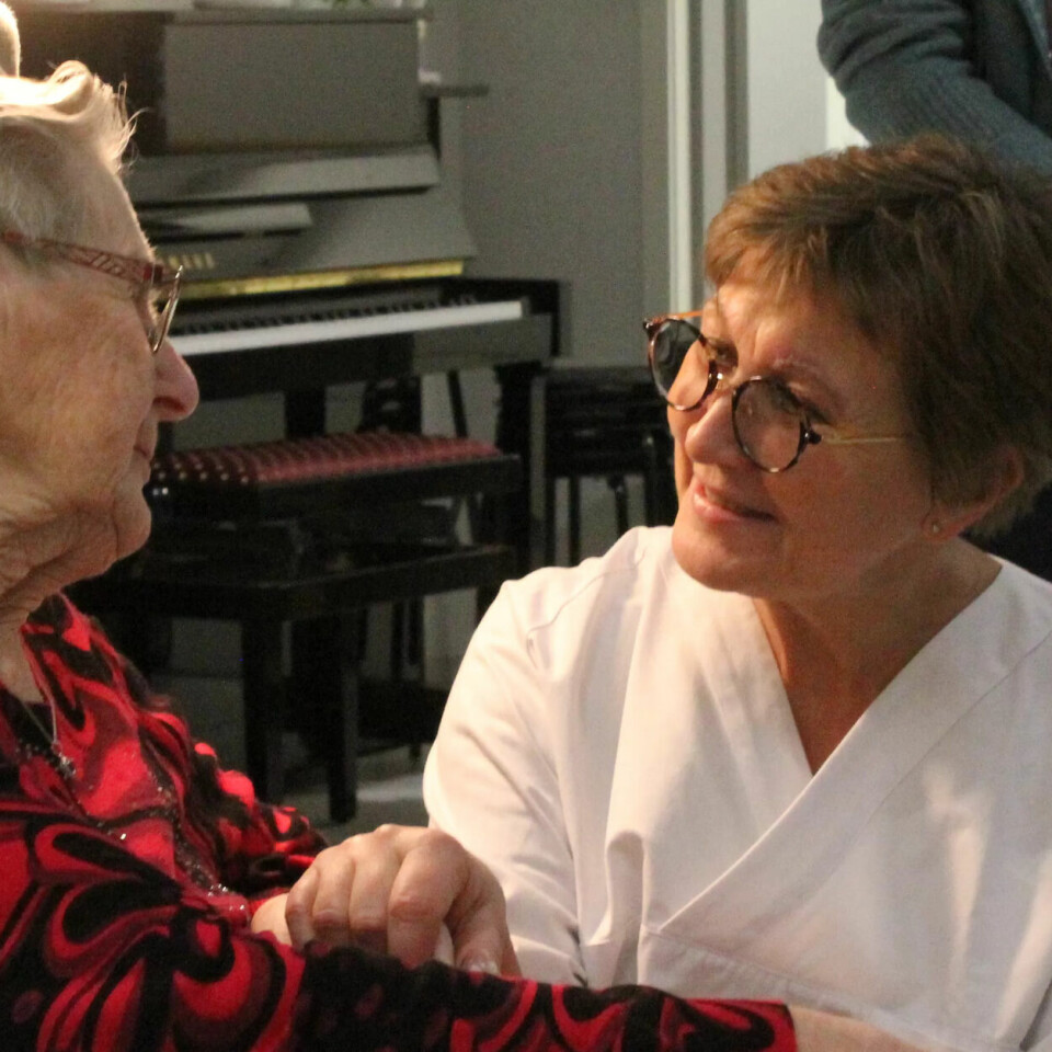 Her møtes to hjelpepleiere. – Det er viktig med en stabil og god inntekt, sa Frøydis Pedersen (88) til Mette Nord da hun besøkte henne på omsorgssenteret i Malvik kommune. Her møtes to hjelpepleiere. – Det er viktig med en stabil og god inntekt, sa Frøydis Pedersen (88) til Mette Nord da hun besøkte henne på omsorgssenteret i Malvik kommune.