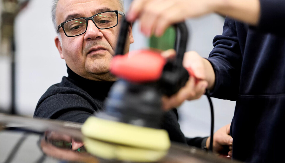 GAMLE KUNSTER: Mehrzad Rad har alltid vært bilinteressert, og skulle egentlig bli bilmekaniker. Men en deltidsjobb på en institusjon for barn og unge med utviklingshemming satte karriereren på et helt annet spor. GAMLE KUNSTER: Mehrzad Rad har alltid vært bilinteressert, og skulle egentlig bli bilmekaniker. Men en deltidsjobb på en institusjon for barn og unge med utviklingshemming satte karriereren på et helt annet spor.