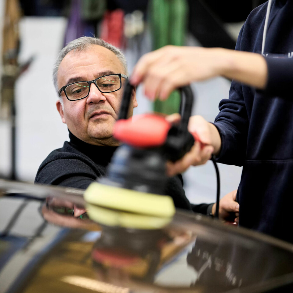 GAMLE KUNSTER: Mehrzad Rad har alltid vært bilinteressert, og skulle egentlig bli bilmekaniker. Men en deltidsjobb på en institusjon for barn og unge med utviklingshemming satte karriereren på et helt annet spor. GAMLE KUNSTER: Mehrzad Rad har alltid vært bilinteressert, og skulle egentlig bli bilmekaniker. Men en deltidsjobb på en institusjon for barn og unge med utviklingshemming satte karriereren på et helt annet spor.