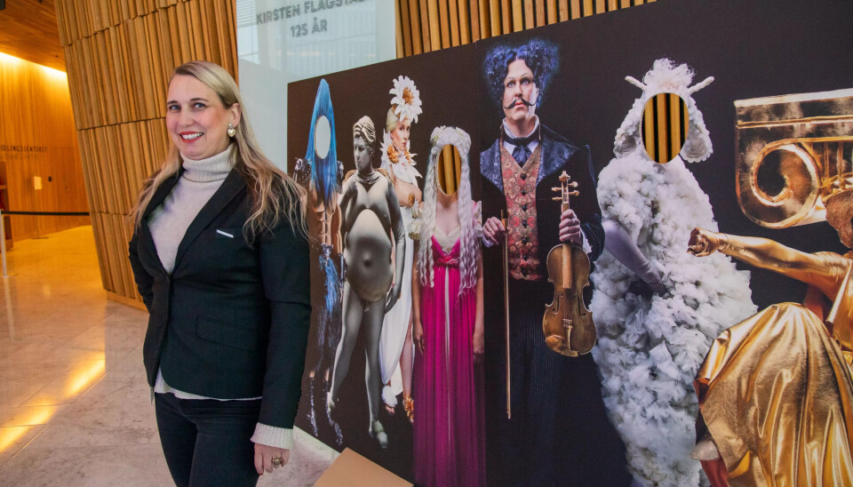 GÅR PÅ FORESTILLINGENE: Hanne Mette Rendall prøver å få med seg alle forestillingene. Kunnskap om det som skjer på scenen er viktig som kundekonsulent. GÅR PÅ FORESTILLINGENE: Hanne Mette Rendall prøver å få med seg alle forestillingene. Kunnskap om det som skjer på scenen er viktig som kundekonsulent.