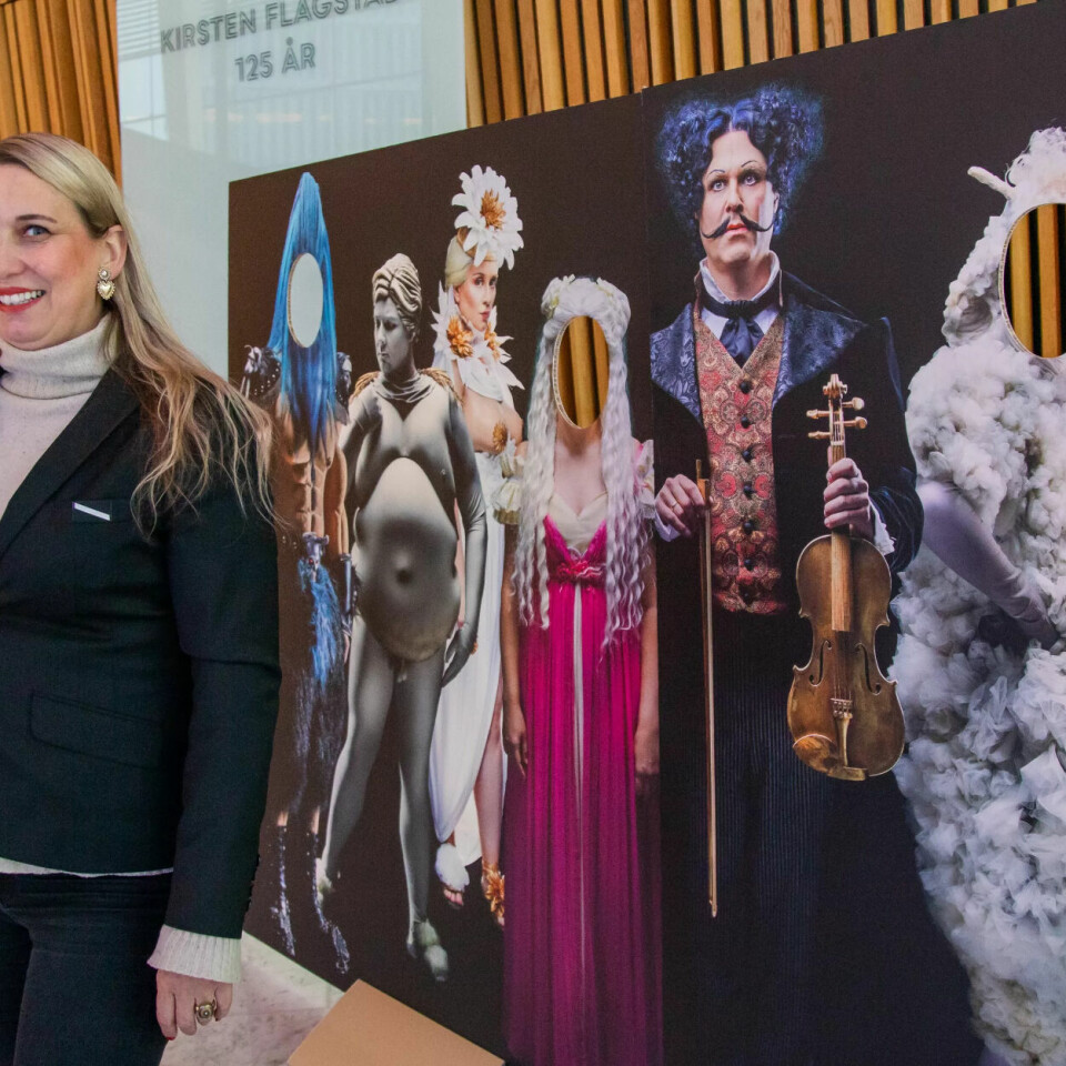 GÅR PÅ FORESTILLINGENE: Hanne Mette Rendall prøver å få med seg alle forestillingene. Kunnskap om det som skjer på scenen er viktig som kundekonsulent. GÅR PÅ FORESTILLINGENE: Hanne Mette Rendall prøver å få med seg alle forestillingene. Kunnskap om det som skjer på scenen er viktig som kundekonsulent.